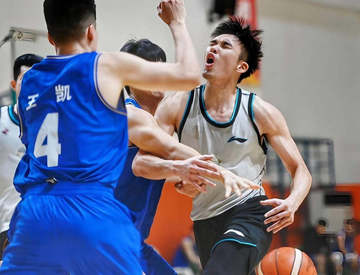 今晨体能课后；巴黎圣日耳曼临场应变备战CBA常规赛；气氛紧张；纪律约束更严格的简单介绍-kaiyun